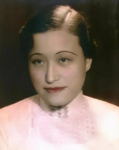 1926年夏季的某个傍晚，蒋介石突然提议带陈洁如去孔祥熙宅邸参加一场特殊的