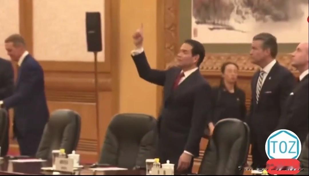 鲁比奥人生第一次走进人民大会堂，他是又惊又喜！他显然是对人民大会堂的天花板产生