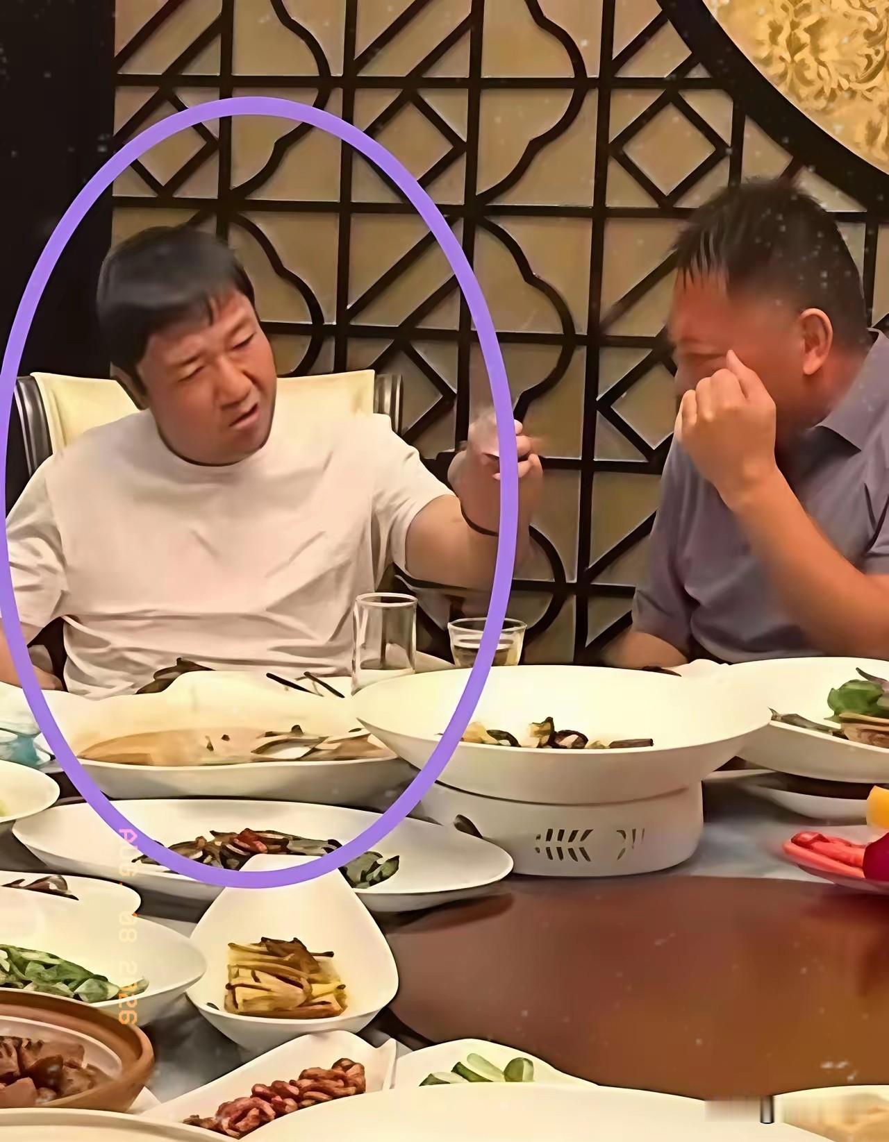 贾冰饭局被偷拍，给所有男人都提了个醒，无论你成就多高，人缘多好，都一定要对饭