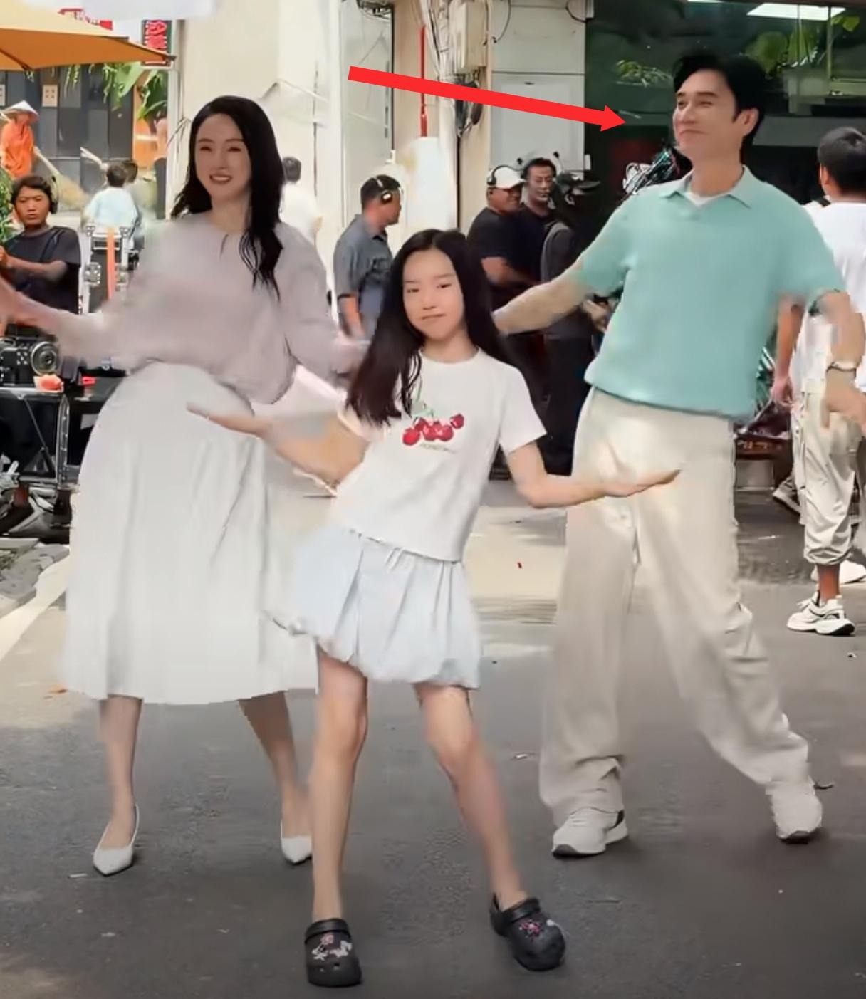 哈哈哈哈哈哈哈哈！估计现在的张维伊，后槽牙都要咬碎了吧？因为自己辛辛苦苦讨