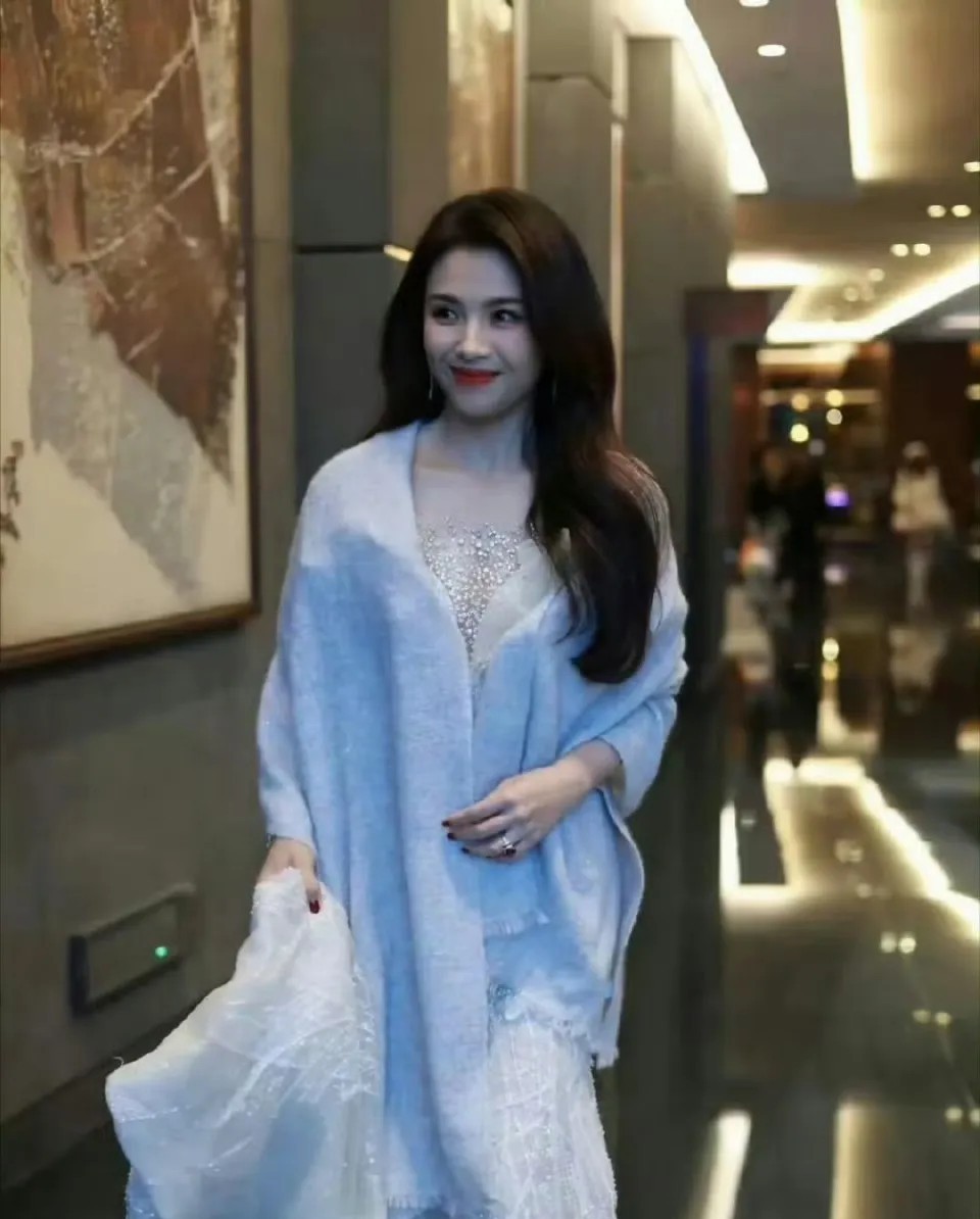 刘涛真是年纪越大越美！47了看上去还像30多，耐老的骨相。​​​