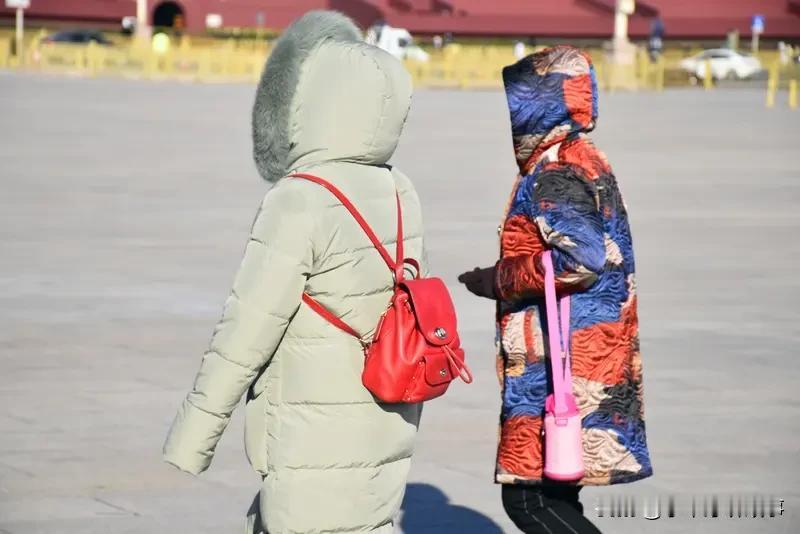 羽绒服掀起“涨价狂潮”，这波操作够猛！媒体报道，青岛羽绒市场90%白鸭绒从1吨1