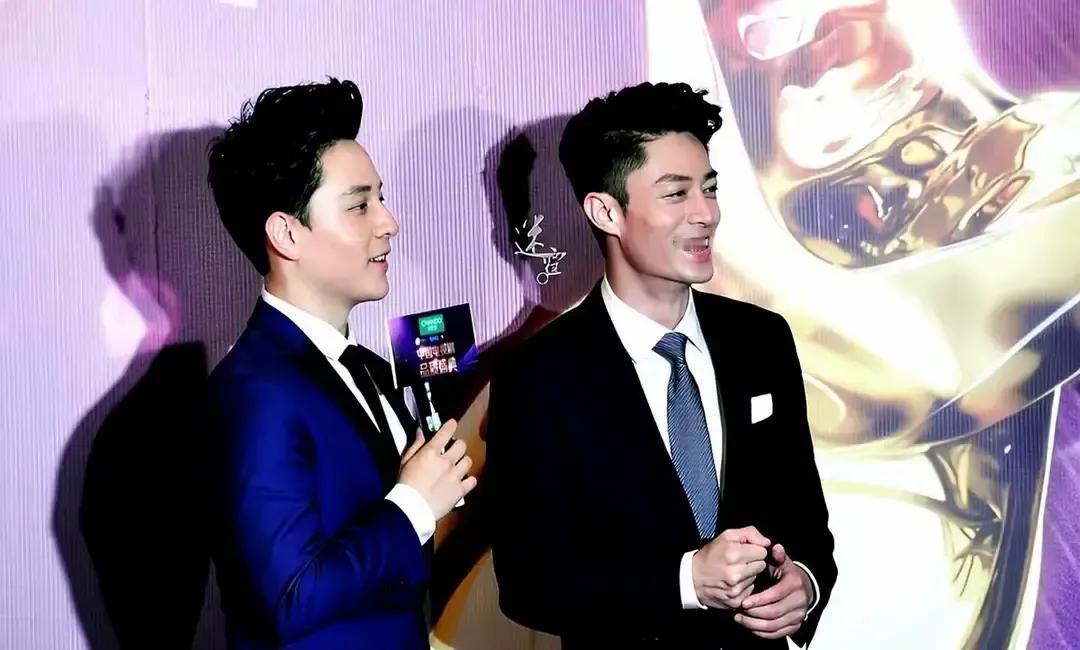 霍建华被拍到在上海街头买咖啡，墨镜一摘侧脸线条还是当年白子画。照片里他背个双肩