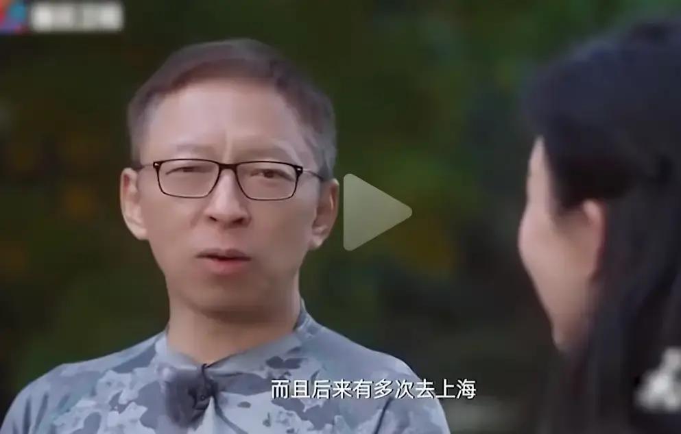 田朴珺端着话筒问张朝阳最爱的城市，张朝阳眼皮都没抬，说上海第一北京第二。我盯着