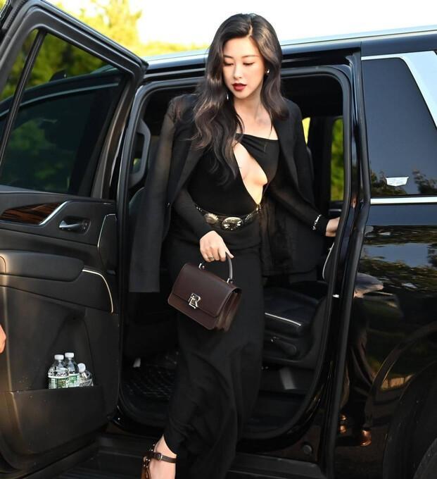 朱珠有着辣到让人没法不去注意的身材，镂空小黑裙与她身形相贴合，把她那完美曲线给极