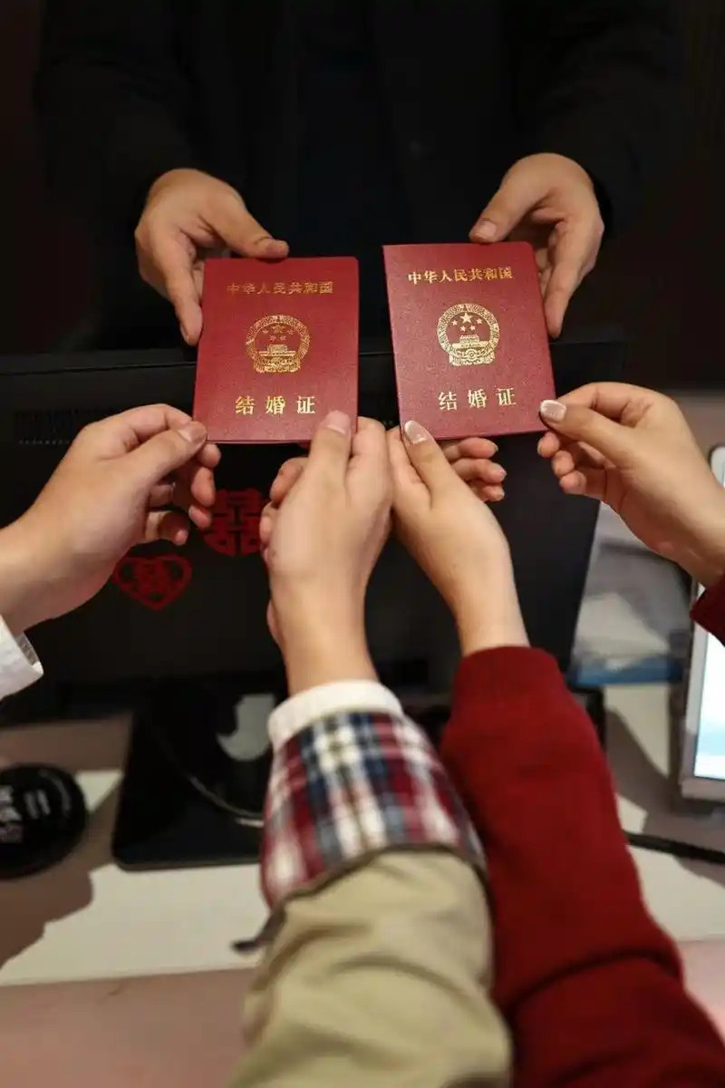 【上半年全国结婚登记327.5万对，再创历史新低】结婚登记8月12日，民政部