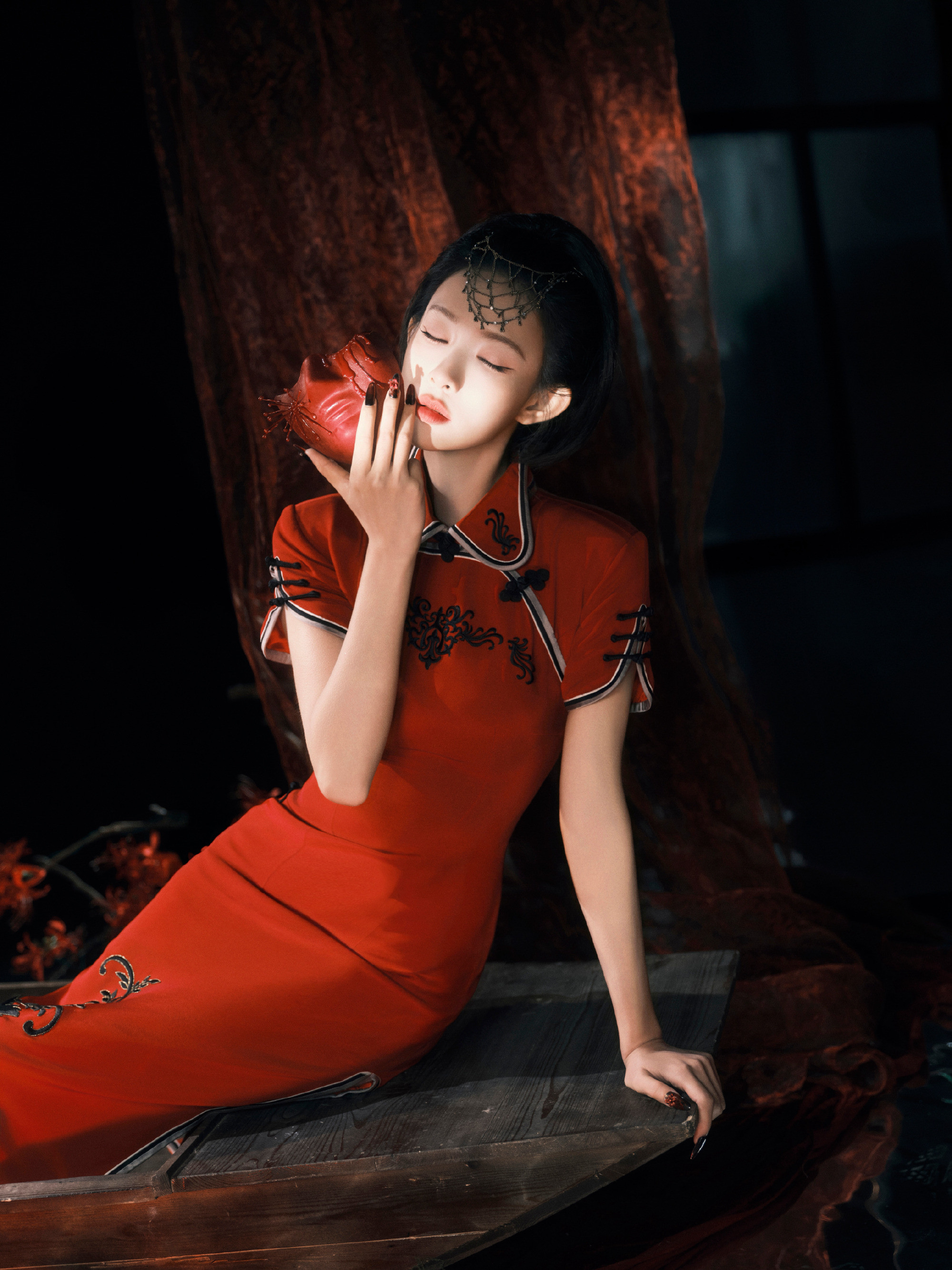 孟子义，红色旗袍，火红热烈。孟子义