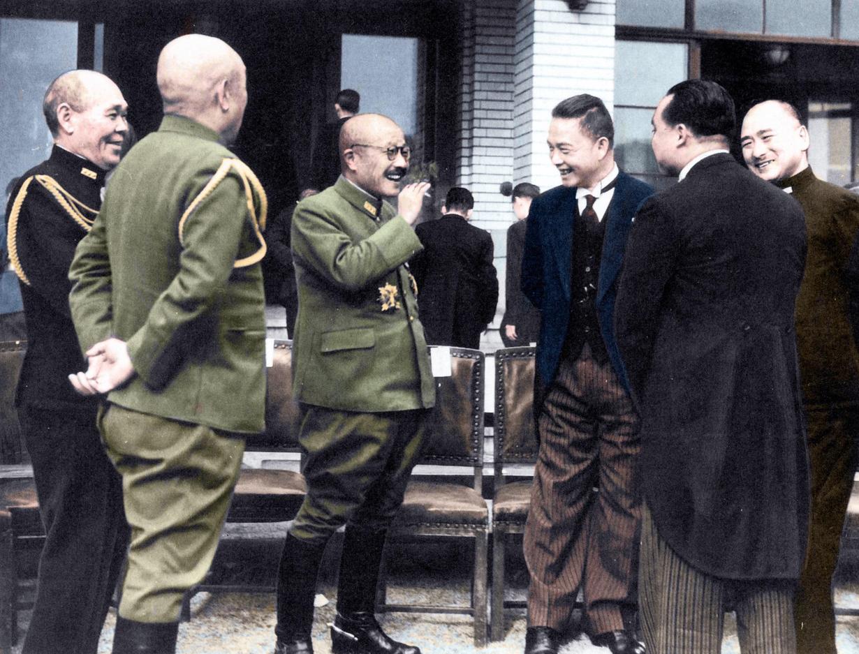 我敢打赌，99%的人不知道图中最中间位置两个人是谁，如果能全部认出来，那说明他