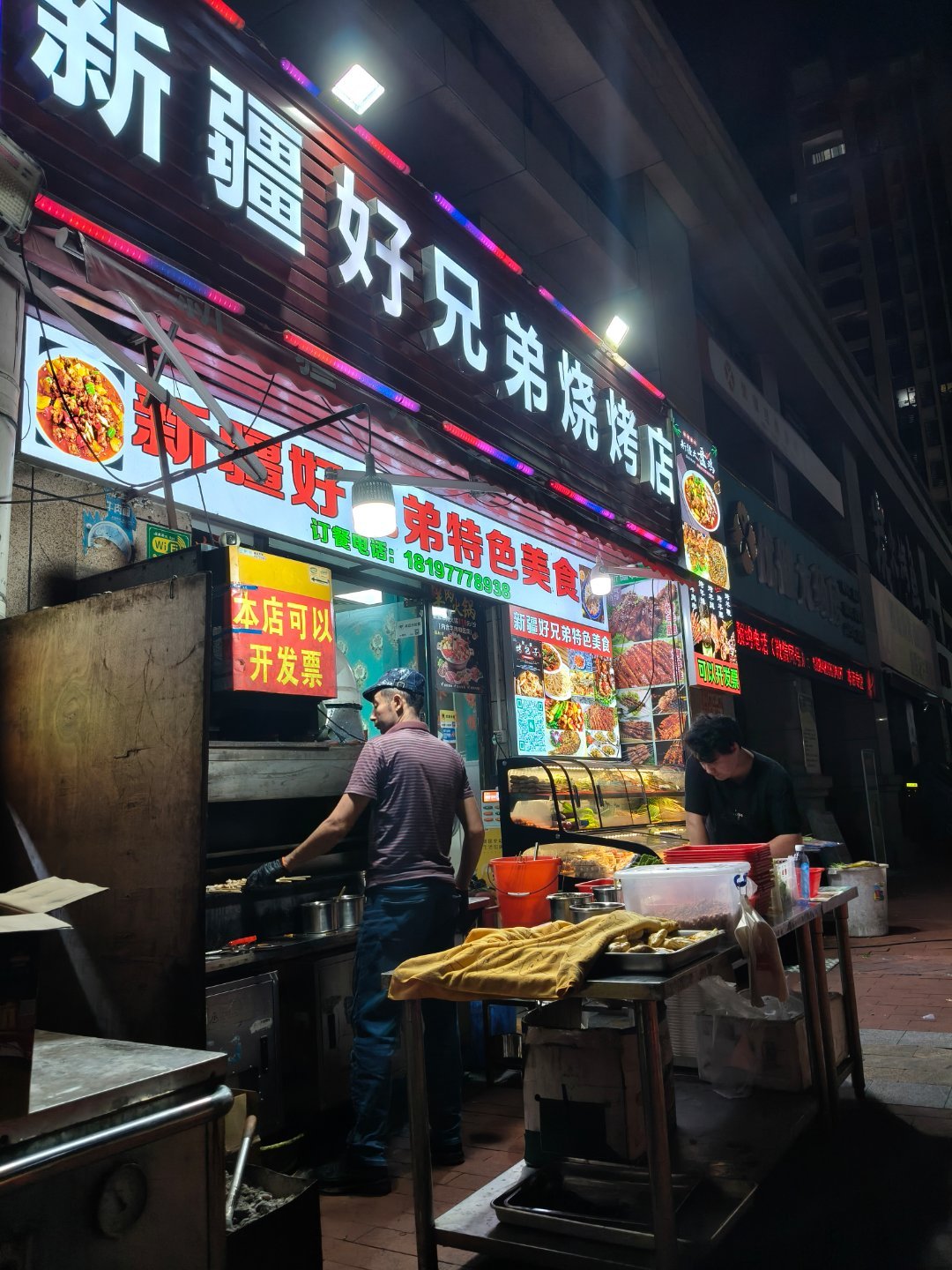 街道上唯一一家开门的餐馆，来帮衬一下他家生意