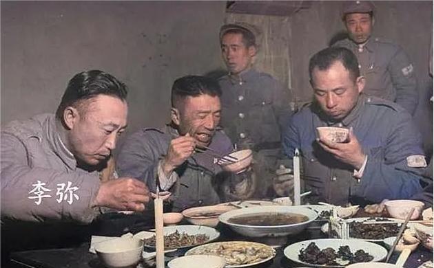 “李军长让你们狠狠的打，打得越厉害，他才会被放出来。”1949年末，内战