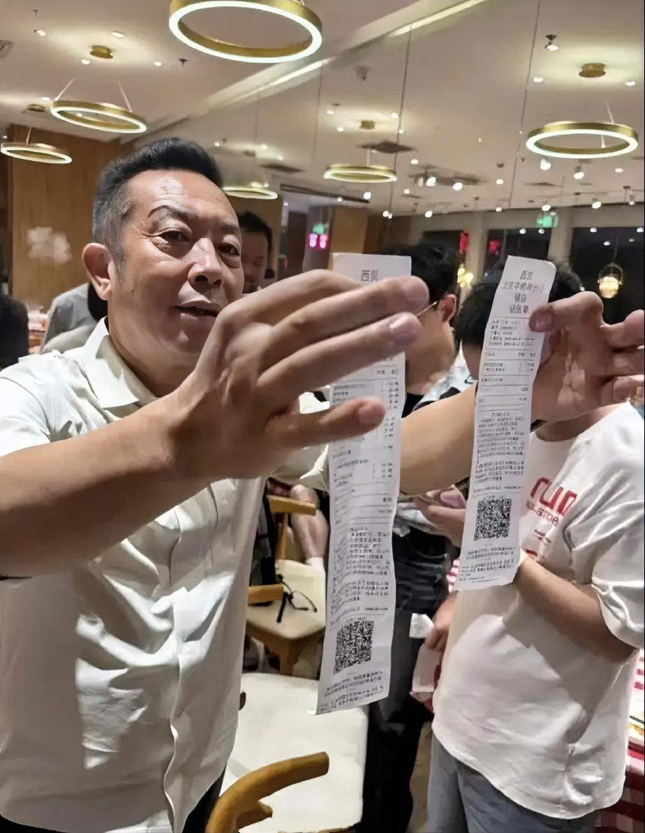 这贾老板，看着是个老实人。我也给西贝支个招:1，先给老罗认个错，以退为进。