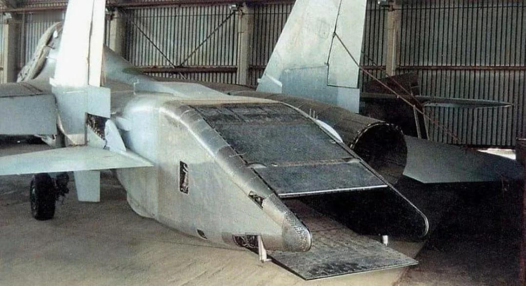 T-10U-PS飞行实验室修复近况（图1-2），座舱盖和双垂尾已经装上了，主翼和
