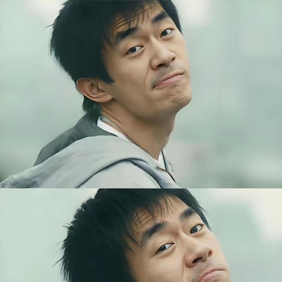 易烊千玺得奖满屏祝贺一条评论，却很扎眼，是这么写的：中戏科班状元，17岁作