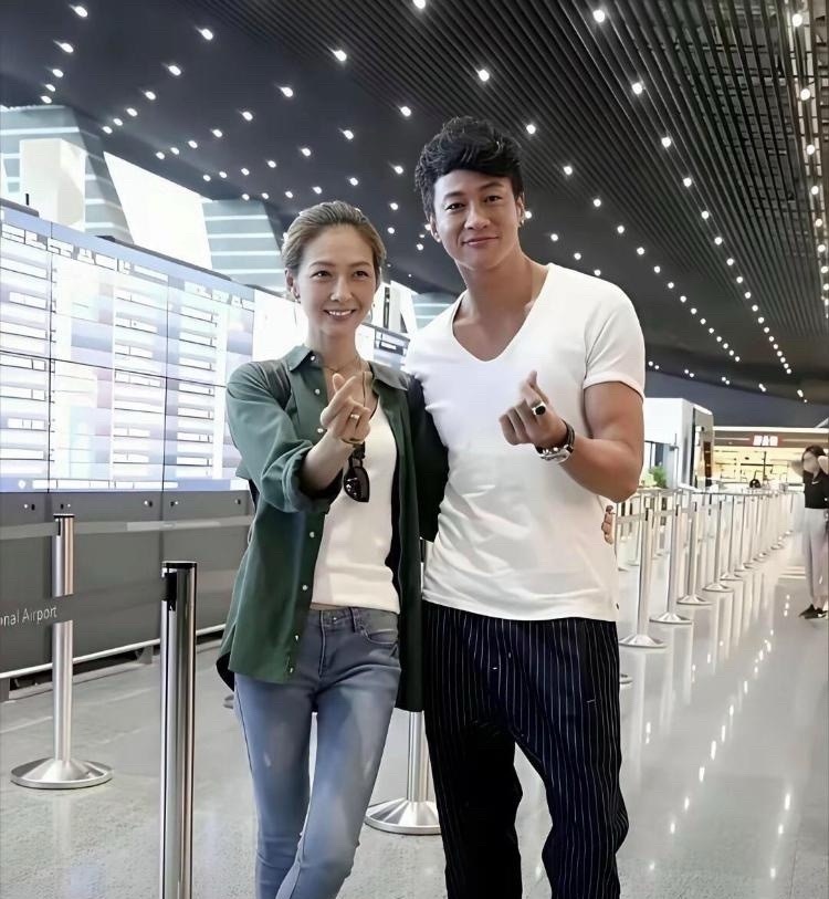 何润东这眼光真绝了，‎‏娶‏的老婆也太⁠‏漂﻿‏亮了吧！