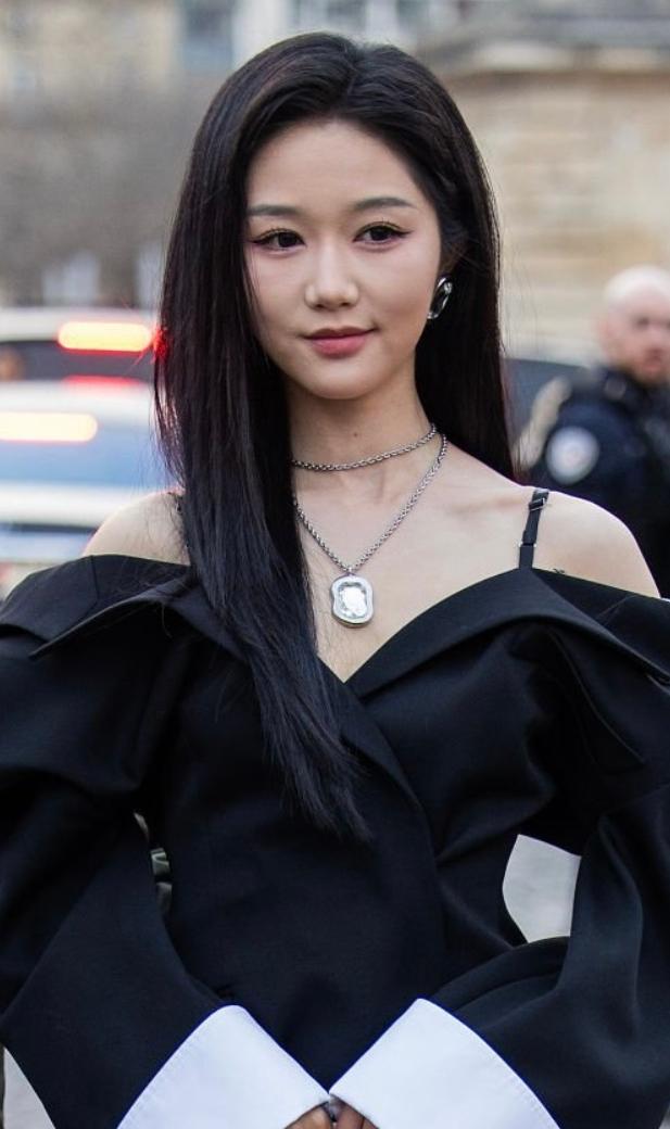 短剧演员岳雨婷现身纪梵希看秀！高调启程巴黎看秀，却没能进去巴尔曼的秀场，岳雨婷