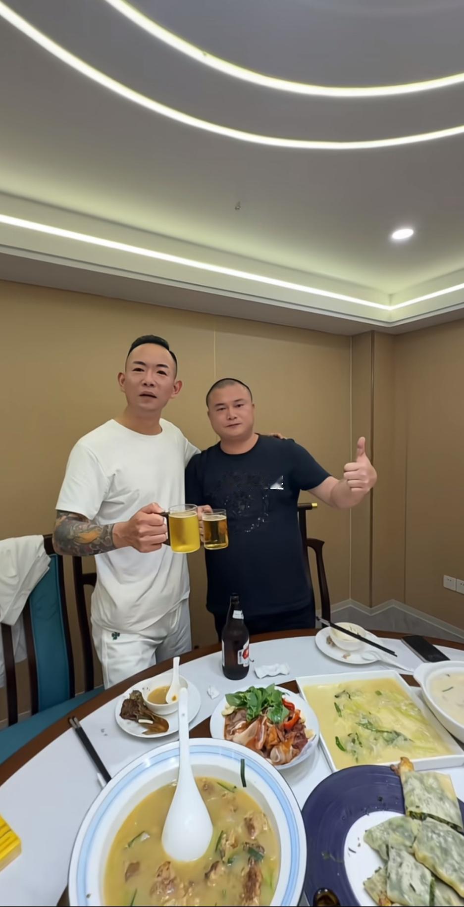 苏州五星，酒量太大了，自己喝了一箱啤酒。苏州韩哥有事相求，特意设宴请五星吃饭，
