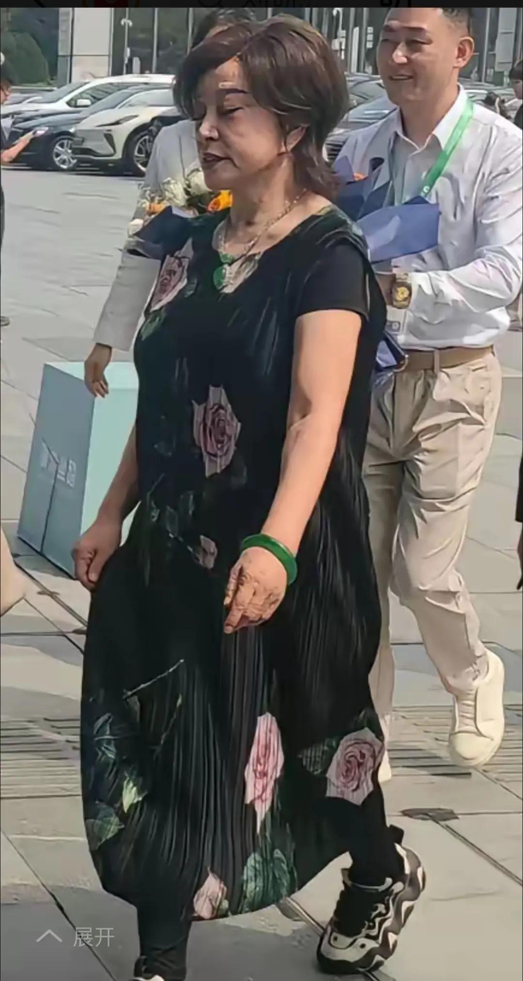 这是谁拍的刘晓庆？怎拍成这样了！一点也不像那个少女般的刘晓庆，反而像个走在街头去
