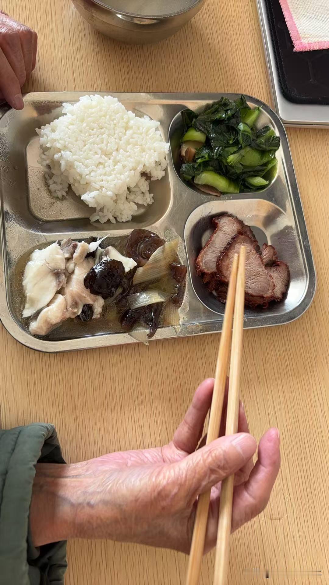 2025年的一件大事，是我们姐三把父母送到了养老院。起因是老妈骨质疏松造成腿