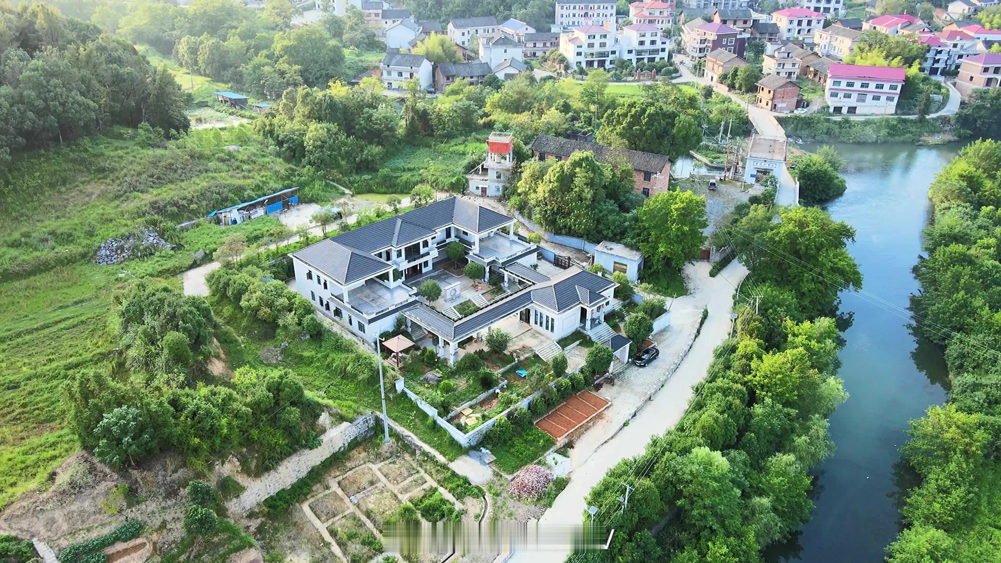农村房子建成这样，有点牛逼啊。不知道住了多少人，有没有超标。