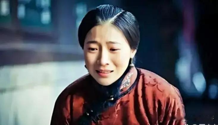 1916年，张作霖的三姨太为了泄愤，把侍女抽得遍体鳞伤。张作霖暴怒，一脚踹开房门