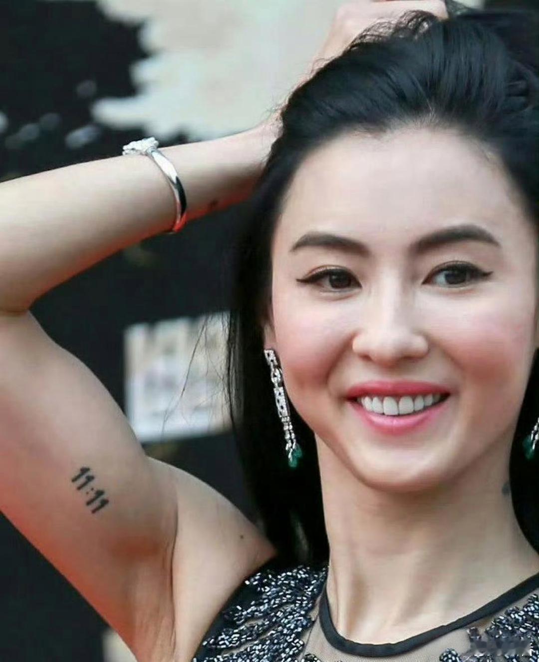 张柏芝胳膊上的纹身是什么意思？是谁的日子吗