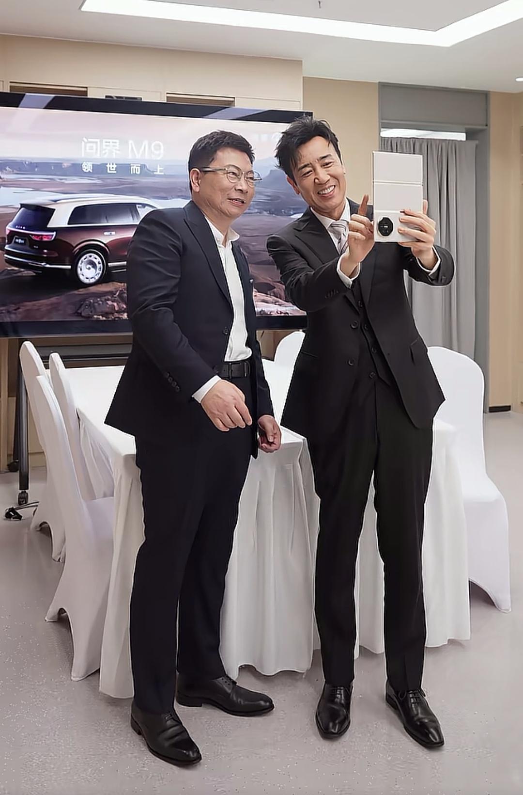 于和伟与余承东自拍合影两个人是在新品发布会活动的间隙，于和伟向余承东聊起自己开