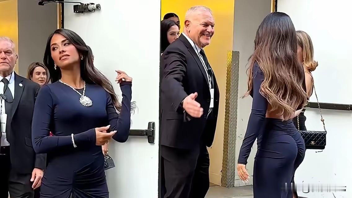 梅西老婆身材这么好，原来是做过模特的，和梅西有三个儿子，三个孩子都热爱足球，大儿