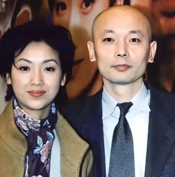 1995年，葛优拍戏赚了350万，把钱全部交给了妻子贺聪。谁知贺聪转身就买了4套