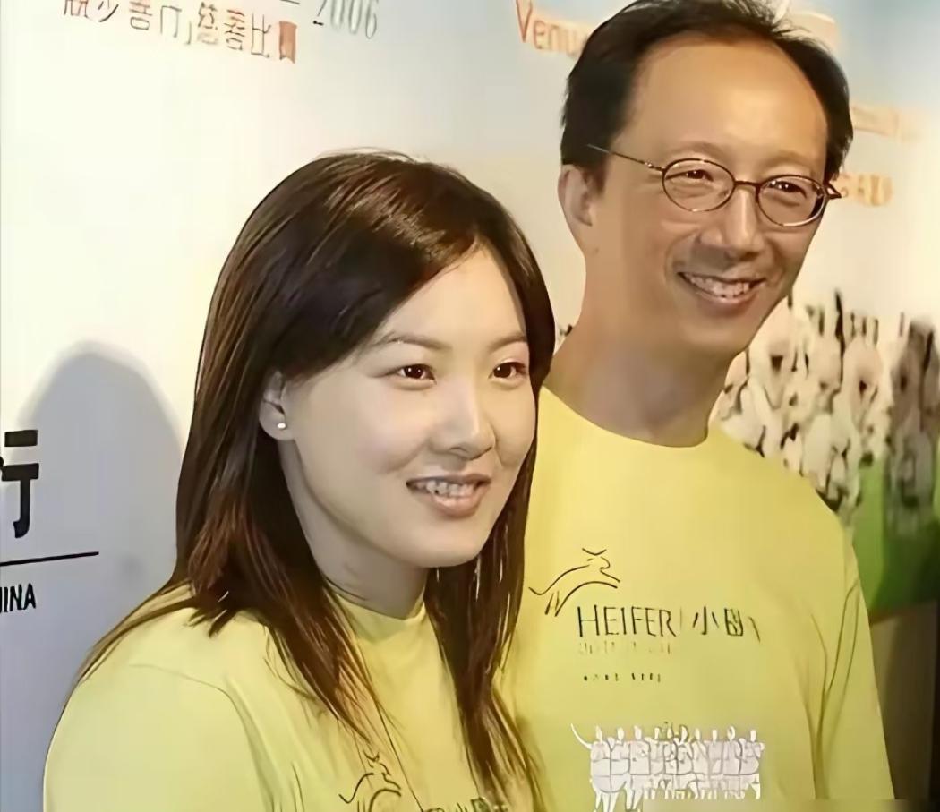 跳水皇后伏明霞与丈夫梁锦松从年轻到年老的合影很温馨，梁锦松虽然比伏明霞大了26岁