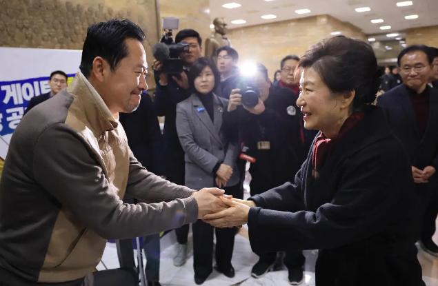 朴槿惠探望后，韩国最大在野党党首结束8天绝食！韩国政坛最近又整出大动静了！