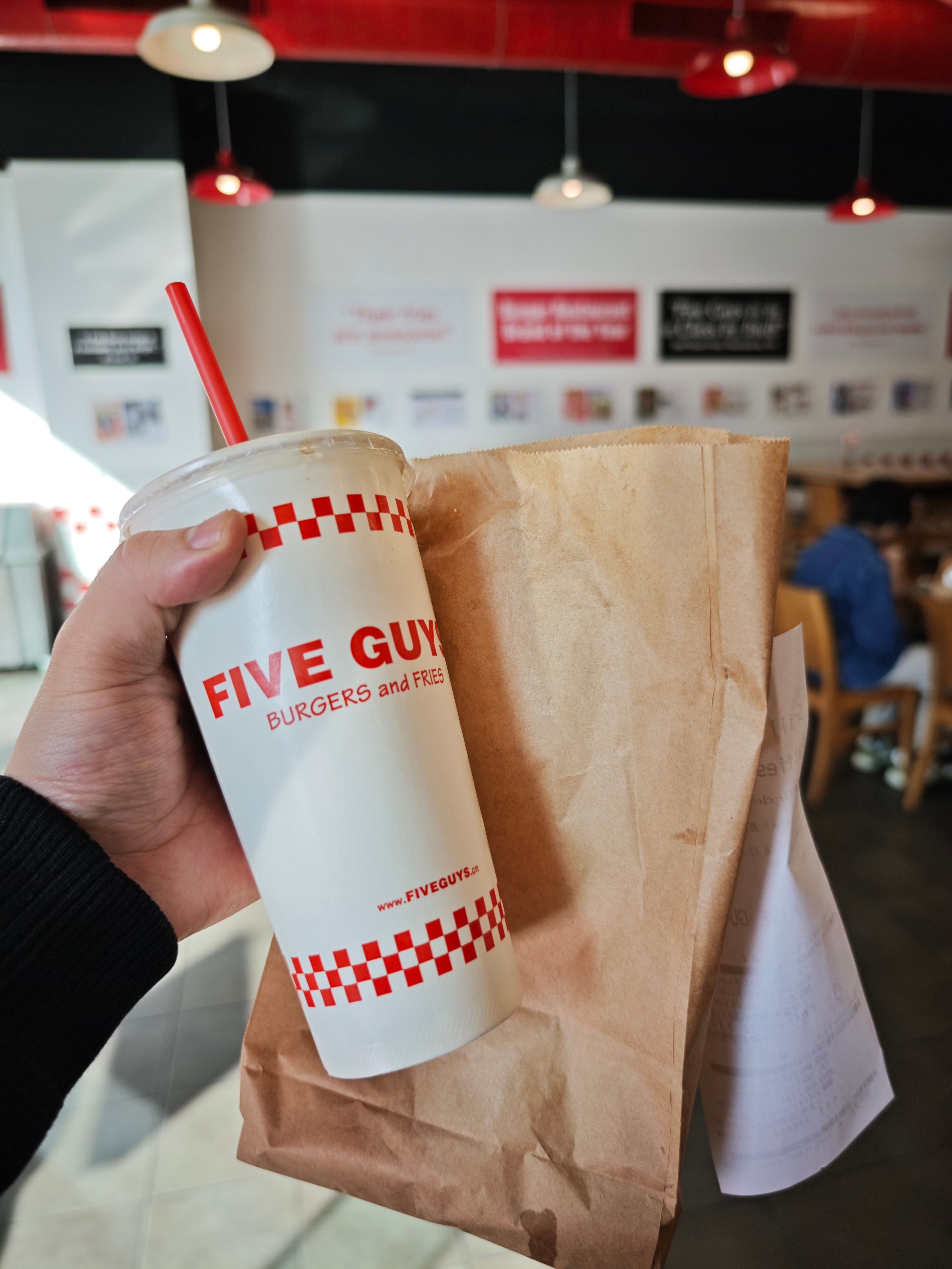 FIVESguys的吸管是（环保）塑料的！！！太感动了。不是纸吸管，美国人就是