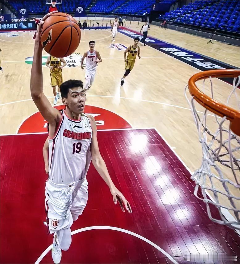 非常遗憾，广州84-97不敌福建，这2位球员拼尽全力却难救主！1.徐昕，一个人