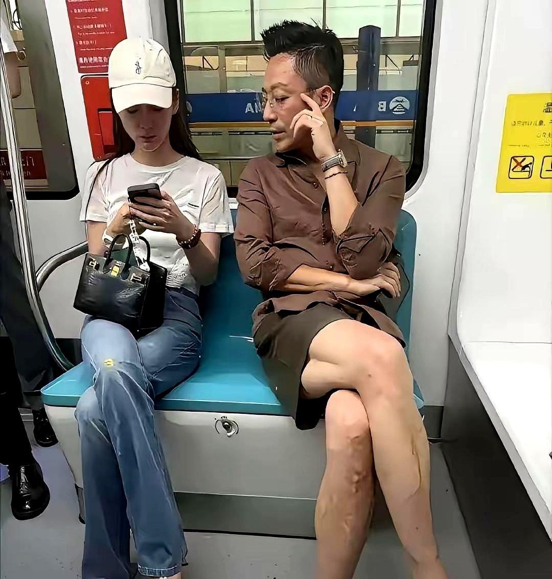 汪小菲和她的新妻子一起坐地铁了。他就这么穿着短裤大大方方地出门，完全没戴帽子和