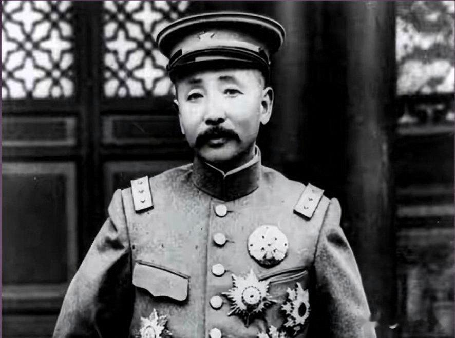 1925年奉天帅府，张作霖用餐时，在红焖鸡里吃出一只死苍蝇，勃然大怒，当场下令枪