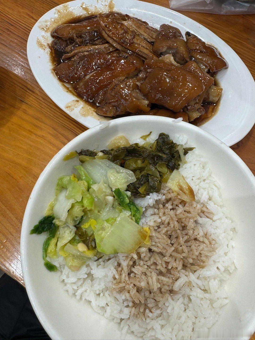 我爱的猪脚饭呀！！英歌魂奶茶芝麻鸡翅肉卷中国汉堡美食分享不可辜负的美食[超