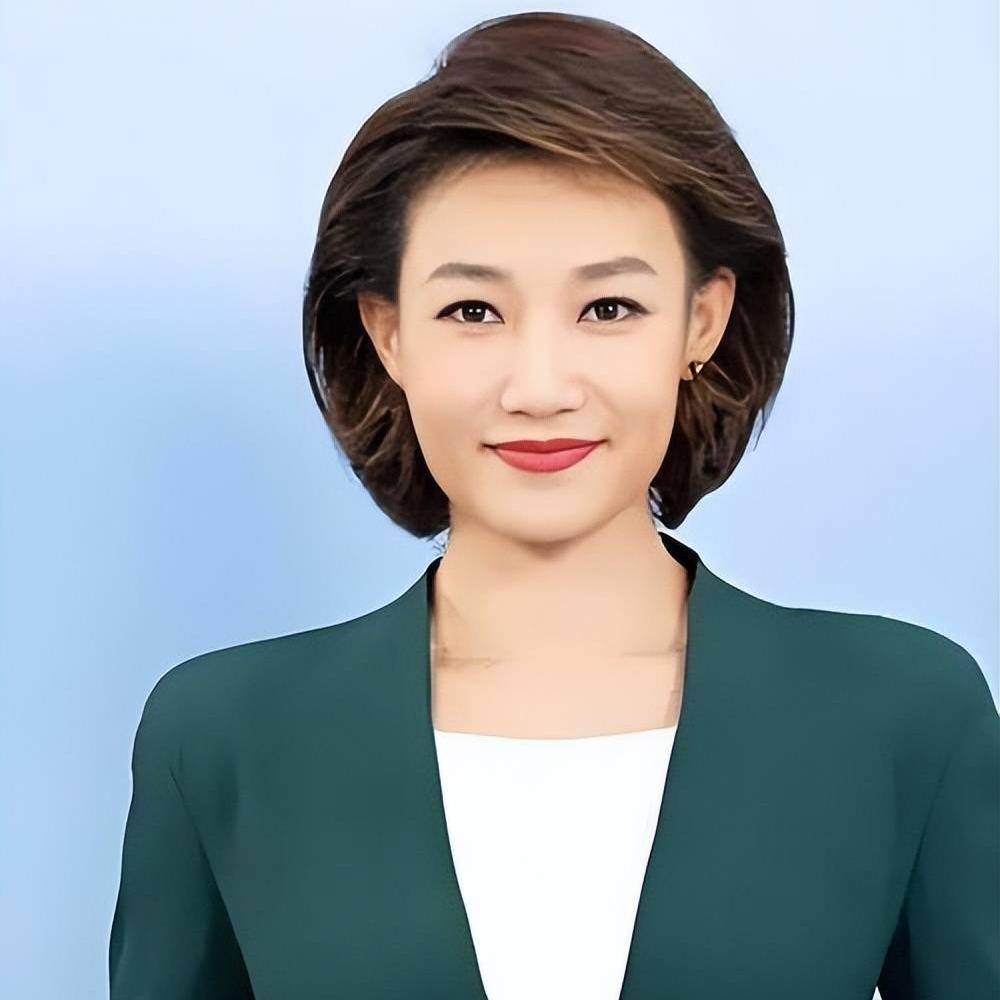 央视主持人康辉说：“有一次，《新闻联播》途中出了一点问题，单位的领导们也关注到这