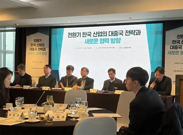 “现在的我们连中国的尾巴都看不到！”12月16日韩国官员金德九直言：以往撰写内部