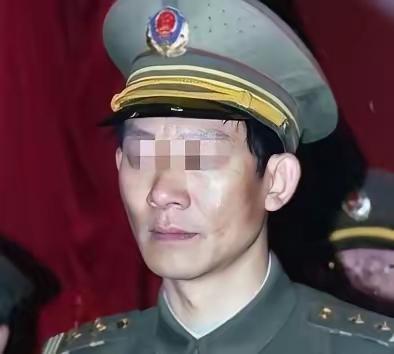 1992年，一名缉毒警察受邀参加颁奖仪式，由于主办方的失误，不小心切成了直播，导