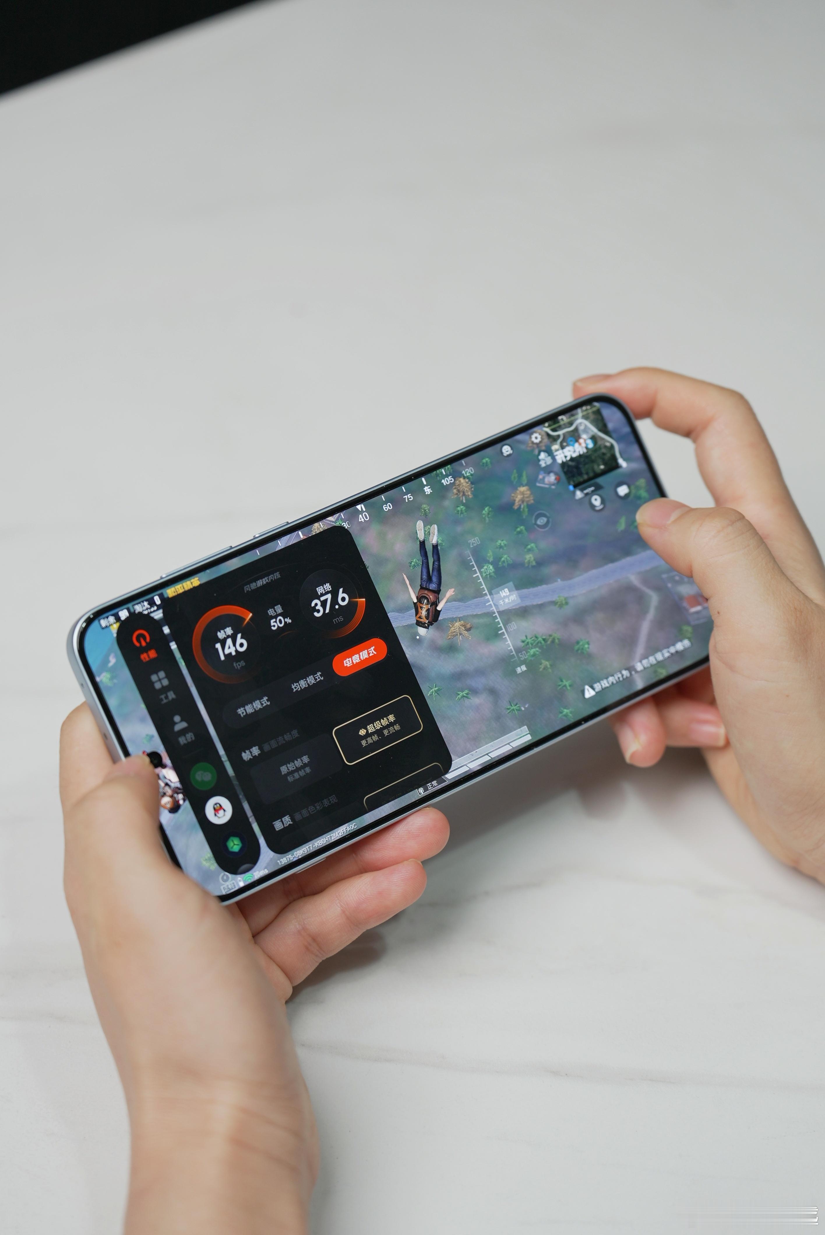 用一加Ace5至尊版吃鸡简直不要太爽，首发《和平精英》144hz，随便一把就吃鸡