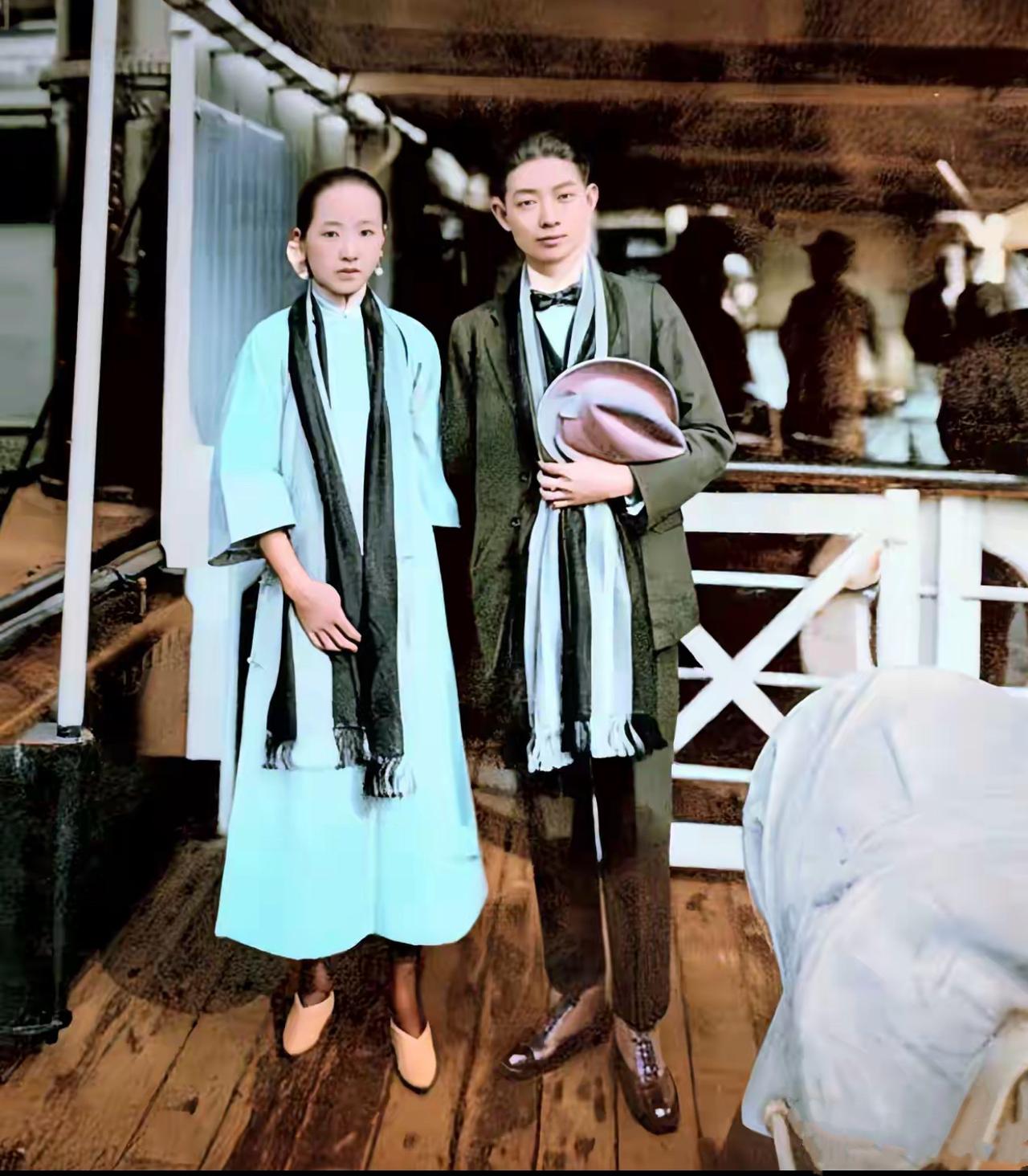 下图是京剧大师梅兰芳和原配王明华年轻时的一张合影，照片拍摄于上世纪20年代。照片