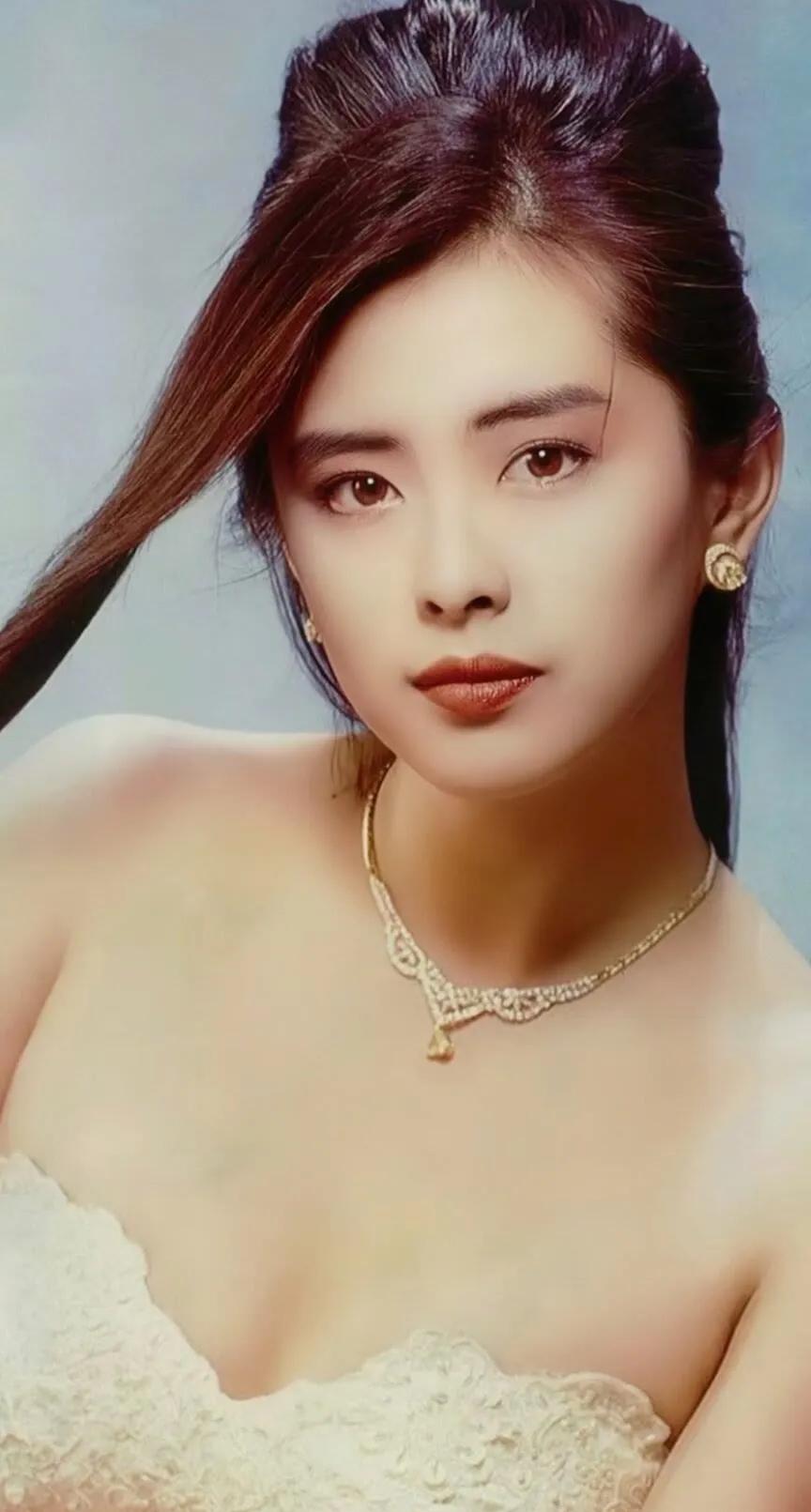 惊艳整个时代，东方美学的极致典范！王祖贤被誉为"行走的荷尔蒙发射器"，眼神清澈