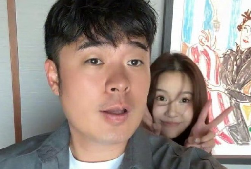 陈赫老婆不再藏着了，露脸照很显可爱，又白又嫩像18岁少女，怪不得陈赫那么爱了​