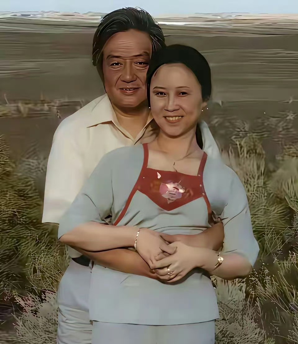30多年前，琼瑶和她的丈夫平鑫涛在内蒙大草原上的合影，当时眼里的深情都快流出来了​。