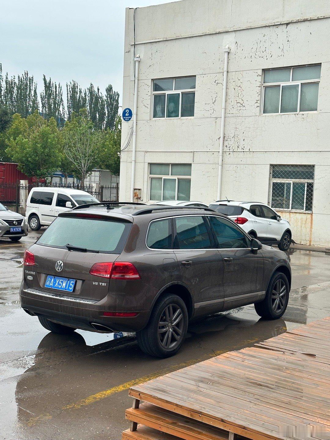 别的且不说这个内饰是真的新刚物流接回来的一台途锐这个车是同行发来代卖的行业