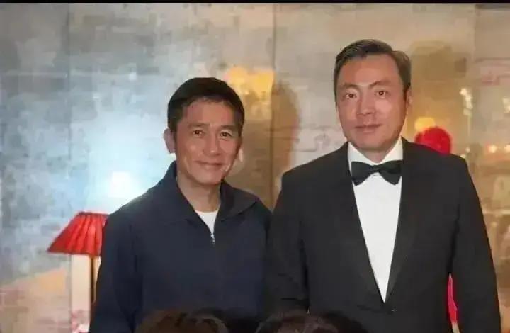 京都。厨房。一袭睡衣晃进来。不是优衣库。是香奈儿羊绒，标价两万三。王菲