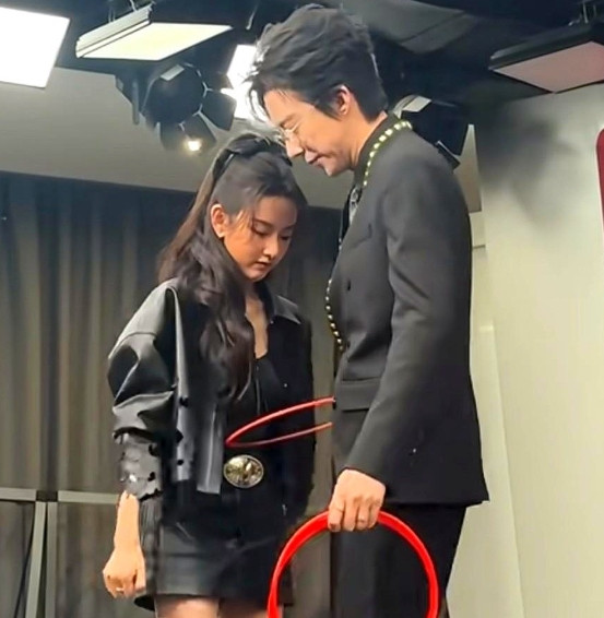 宋祖儿和刘宇宁的游戏互动！祖儿这腿这高跟鞋我一女的都喜欢[比心]…这是光腿