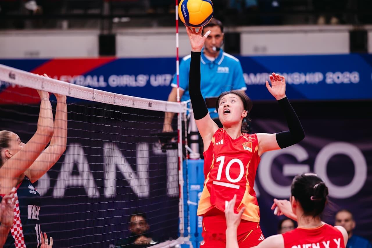 【U17女排世锦赛中国队3-2苦胜克罗地亚半决赛战美国】国际排坛战报速递8月