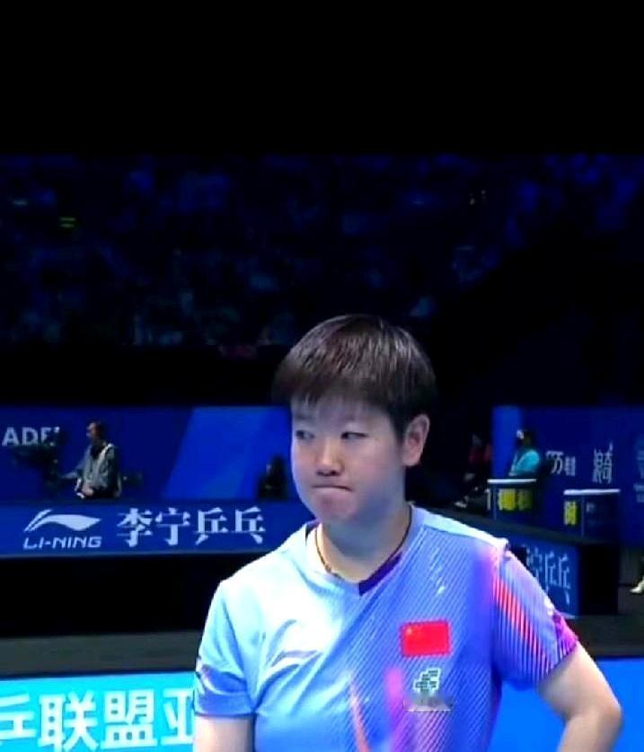 0:5开局，眼看就要被队友掀翻，孙颖莎的眼神变了。陈熠那记勾手发球，上来就