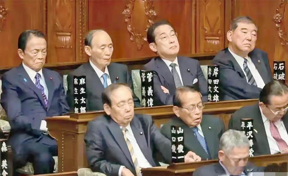 即使闭着眼睡觉，也一切尽在掌握。在日本不必要在乎谁在首相位置上坐着，这只是冲锋陷