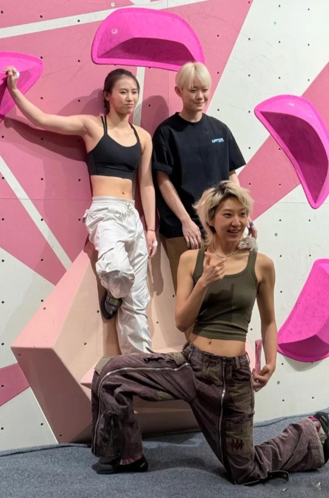 跳水冠军陈芋汐现身攀岩馆，体育生的身材是真的好啊！她穿着一件黑色运动背心，白色